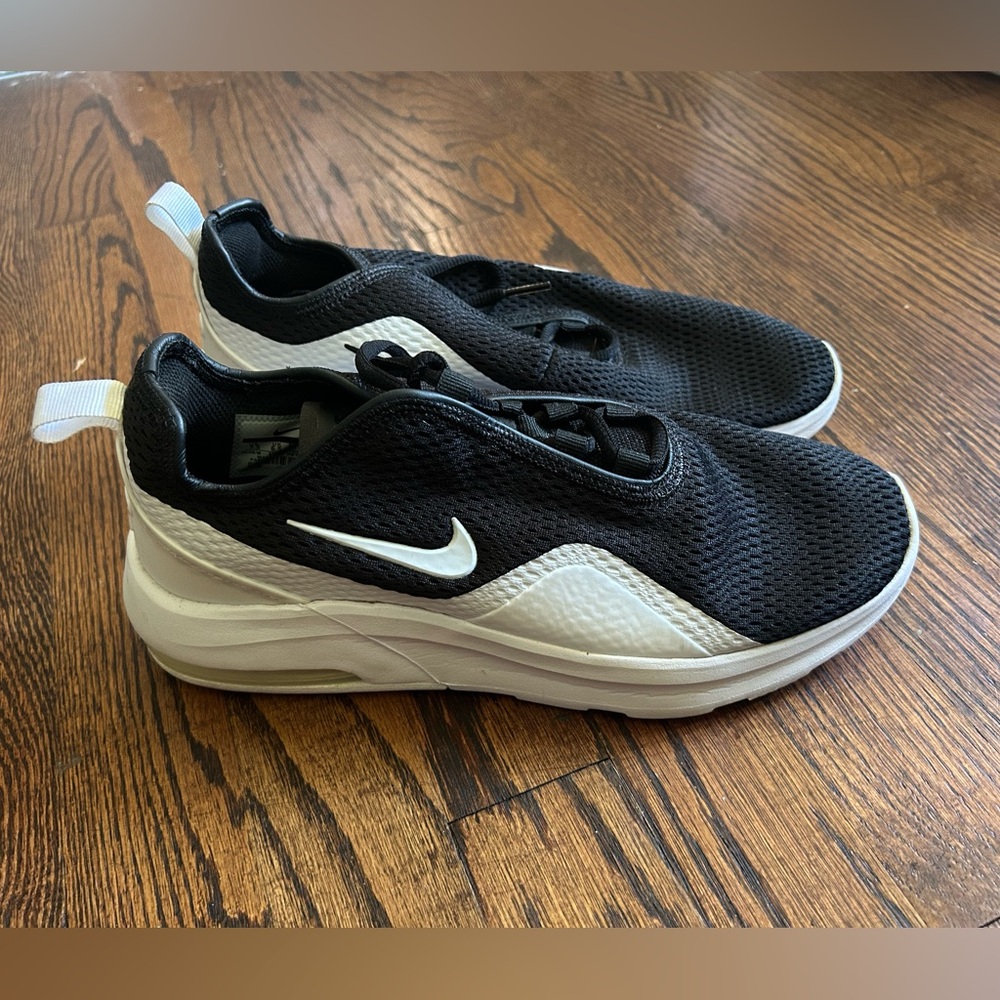 Nike air max motion 2 women’s running shoes black/white size 7.5-new